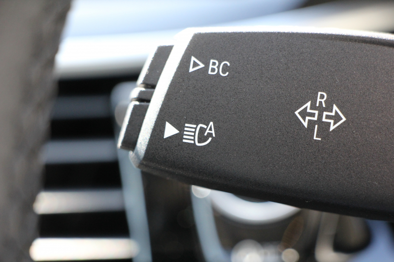 BMW 5シリーズ 530i ﾗｸﾞｼﾞｭｱﾘｰ ｲﾉﾍﾞｰｼｮﾝP 1ｵｰﾅ 真珠色 HUD ﾃﾞｨｽﾌﾟﾚｲｷｰ ﾘﾓｰﾄﾊﾟｰｷﾝｸﾞｼﾞｪｽﾁｬｰC 全ﾋｰﾀｰ黒革 追従ACC ｽﾃｱﾘﾝｸﾞｻﾎﾟｰﾄ LEDﾍｯﾄﾞﾗｲﾄ ｵｰﾄﾊｲﾋﾞｰﾑ ﾀｯﾁ画面HDDﾅﾋﾞTV 360度ｶﾒﾗ 電動ﾄﾗﾝｸ PDC緊急ﾌﾞﾚｰｷ 2年保証