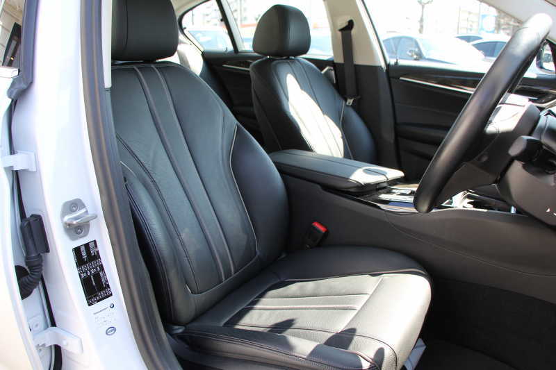 BMW 5シリーズ 530i ﾗｸﾞｼﾞｭｱﾘｰ ｲﾉﾍﾞｰｼｮﾝP 1ｵｰﾅ 真珠色 HUD ﾃﾞｨｽﾌﾟﾚｲｷｰ ﾘﾓｰﾄﾊﾟｰｷﾝｸﾞｼﾞｪｽﾁｬｰC 全ﾋｰﾀｰ黒革 追従ACC ｽﾃｱﾘﾝｸﾞｻﾎﾟｰﾄ LEDﾍｯﾄﾞﾗｲﾄ ｵｰﾄﾊｲﾋﾞｰﾑ ﾀｯﾁ画面HDDﾅﾋﾞTV 360度ｶﾒﾗ 電動ﾄﾗﾝｸ PDC緊急ﾌﾞﾚｰｷ 2年保証