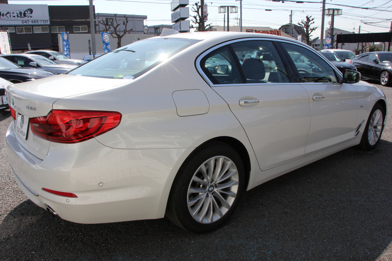 BMW 5シリーズ 530i ﾗｸﾞｼﾞｭｱﾘｰ ｲﾉﾍﾞｰｼｮﾝP 1ｵｰﾅ 真珠色 HUD ﾃﾞｨｽﾌﾟﾚｲｷｰ ﾘﾓｰﾄﾊﾟｰｷﾝｸﾞｼﾞｪｽﾁｬｰC 全ﾋｰﾀｰ黒革 追従ACC ｽﾃｱﾘﾝｸﾞｻﾎﾟｰﾄ LEDﾍｯﾄﾞﾗｲﾄ ｵｰﾄﾊｲﾋﾞｰﾑ ﾀｯﾁ画面HDDﾅﾋﾞTV 360度ｶﾒﾗ 電動ﾄﾗﾝｸ PDC緊急ﾌﾞﾚｰｷ 2年保証