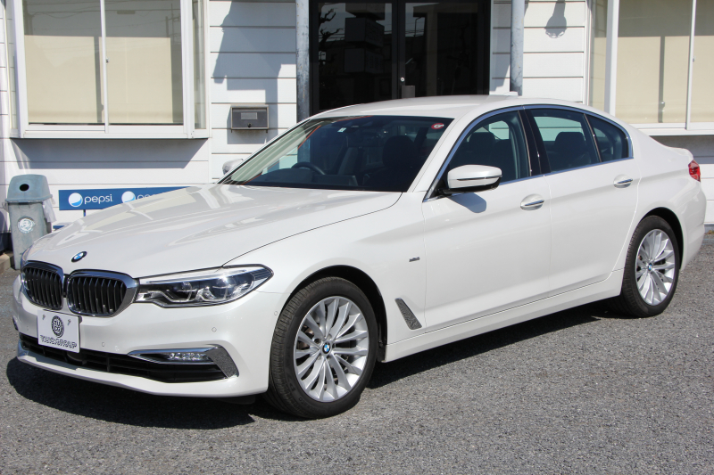 BMW 5シリーズ 530i ﾗｸﾞｼﾞｭｱﾘｰ ｲﾉﾍﾞｰｼｮﾝP 1ｵｰﾅ 真珠色 HUD ﾃﾞｨｽﾌﾟﾚｲｷｰ ﾘﾓｰﾄﾊﾟｰｷﾝｸﾞｼﾞｪｽﾁｬｰC 全ﾋｰﾀｰ黒革 追従ACC ｽﾃｱﾘﾝｸﾞｻﾎﾟｰﾄ LEDﾍｯﾄﾞﾗｲﾄ ｵｰﾄﾊｲﾋﾞｰﾑ ﾀｯﾁ画面HDDﾅﾋﾞTV 360度ｶﾒﾗ 電動ﾄﾗﾝｸ PDC緊急ﾌﾞﾚｰｷ 2年保証