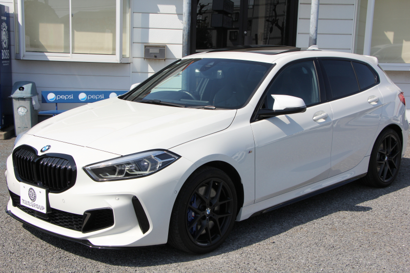 BMW 1シリーズ M135i Xdrive ﾃﾞﾋﾞｭｰP 4WD ﾊﾟﾉﾗﾏｻﾝﾙｰﾌ ﾋｰﾀｰ黒革 Mｽﾎﾟｰﾂｼｰﾄ ｵﾌﾟｼｮﾝ18AW 306馬力 ｱﾀﾞﾌﾟﾃｨﾌﾞｻｽ Mｼｰﾄﾍﾞﾙﾄ ｺﾝﾌｫｰﾄP ﾗｲﾌﾞｺｯｸﾋﾟｯﾄ 追ACC 電動ﾄﾗﾝｸ ｱｯﾌﾟﾙｶｰﾌﾟﾚｲ 純正ﾅﾋﾞPｱｼｽﾄ LEDﾍｯﾄﾞﾗｲﾄ 衝突軽減ﾌﾞﾚｰｷ 2年保証