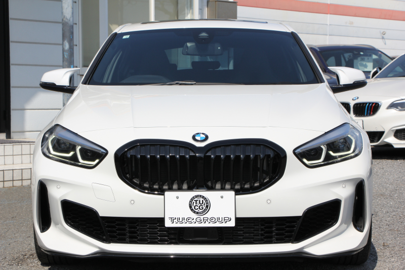 BMW 1シリーズ M135i Xdrive ﾃﾞﾋﾞｭｰP 4WD ﾊﾟﾉﾗﾏｻﾝﾙｰﾌ ﾋｰﾀｰ黒革 Mｽﾎﾟｰﾂｼｰﾄ ｵﾌﾟｼｮﾝ18AW 306馬力 ｱﾀﾞﾌﾟﾃｨﾌﾞｻｽ Mｼｰﾄﾍﾞﾙﾄ ｺﾝﾌｫｰﾄP ﾗｲﾌﾞｺｯｸﾋﾟｯﾄ 追ACC 電動ﾄﾗﾝｸ ｱｯﾌﾟﾙｶｰﾌﾟﾚｲ 純正ﾅﾋﾞPｱｼｽﾄ LEDﾍｯﾄﾞﾗｲﾄ 衝突軽減ﾌﾞﾚｰｷ 2年保証