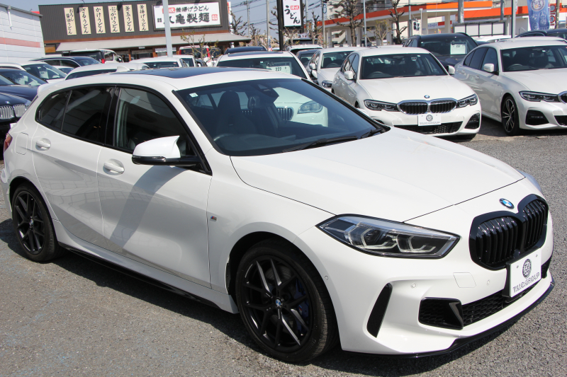 BMW 1シリーズ M135i Xdrive ﾃﾞﾋﾞｭｰP 4WD ﾊﾟﾉﾗﾏｻﾝﾙｰﾌ ﾋｰﾀｰ黒革 Mｽﾎﾟｰﾂｼｰﾄ ｵﾌﾟｼｮﾝ18AW 306馬力 ｱﾀﾞﾌﾟﾃｨﾌﾞｻｽ Mｼｰﾄﾍﾞﾙﾄ ｺﾝﾌｫｰﾄP ﾗｲﾌﾞｺｯｸﾋﾟｯﾄ 追ACC 電動ﾄﾗﾝｸ ｱｯﾌﾟﾙｶｰﾌﾟﾚｲ 純正ﾅﾋﾞPｱｼｽﾄ LEDﾍｯﾄﾞﾗｲﾄ 衝突軽減ﾌﾞﾚｰｷ 2年保証