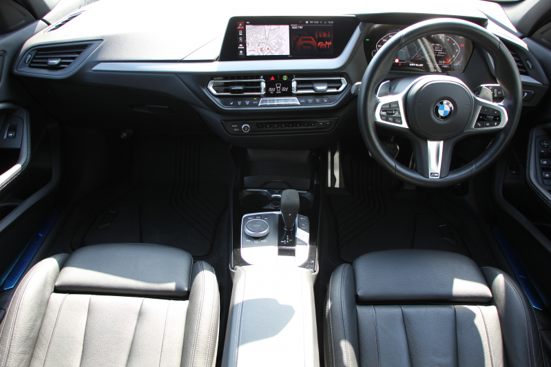 BMW 1シリーズ M135i Xdrive ﾃﾞﾋﾞｭｰP 4WD ﾊﾟﾉﾗﾏｻﾝﾙｰﾌ ﾋｰﾀｰ黒革 Mｽﾎﾟｰﾂｼｰﾄ ｵﾌﾟｼｮﾝ18AW 306馬力 ｱﾀﾞﾌﾟﾃｨﾌﾞｻｽ Mｼｰﾄﾍﾞﾙﾄ ｺﾝﾌｫｰﾄP ﾗｲﾌﾞｺｯｸﾋﾟｯﾄ 追ACC 電動ﾄﾗﾝｸ ｱｯﾌﾟﾙｶｰﾌﾟﾚｲ 純正ﾅﾋﾞPｱｼｽﾄ LEDﾍｯﾄﾞﾗｲﾄ 衝突軽減ﾌﾞﾚｰｷ 2年保証