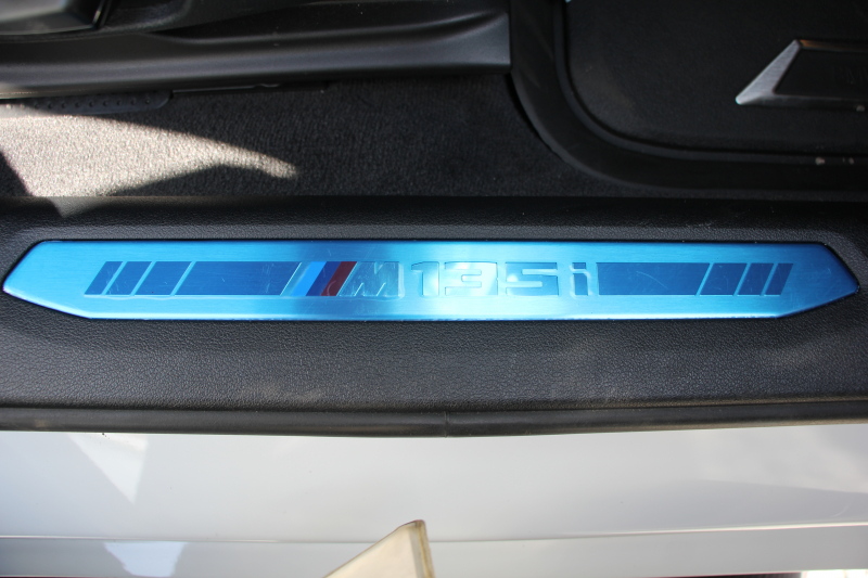 BMW 1シリーズ M135i Xdrive ﾃﾞﾋﾞｭｰP 4WD ﾊﾟﾉﾗﾏｻﾝﾙｰﾌ ﾋｰﾀｰ黒革 Mｽﾎﾟｰﾂｼｰﾄ ｵﾌﾟｼｮﾝ18AW 306馬力 ｱﾀﾞﾌﾟﾃｨﾌﾞｻｽ Mｼｰﾄﾍﾞﾙﾄ ｺﾝﾌｫｰﾄP ﾗｲﾌﾞｺｯｸﾋﾟｯﾄ 追ACC 電動ﾄﾗﾝｸ ｱｯﾌﾟﾙｶｰﾌﾟﾚｲ 純正ﾅﾋﾞPｱｼｽﾄ LEDﾍｯﾄﾞﾗｲﾄ 衝突軽減ﾌﾞﾚｰｷ 2年保証