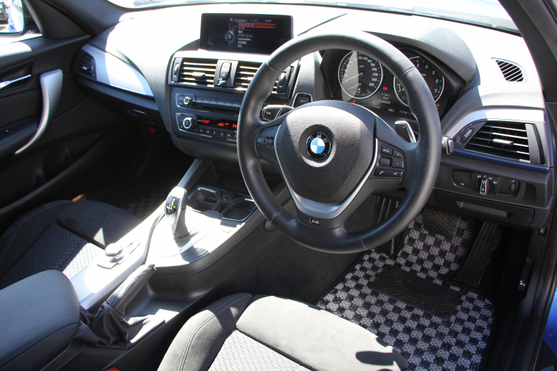 BMW 1シリーズ M135i ﾊﾟｰｷﾝｸﾞｻﾎﾟｰﾄP 320馬力 直6ﾀｰﾎﾞｱﾀﾞﾌﾟﾃｨﾌﾞMｻｽ 専用ﾌﾞﾚｰｷ iﾄﾞﾗｲﾌﾞHDDﾅﾋﾞDVD再生 ﾐｭｰｼﾞｯｸｻｰﾊﾞｰ Bluetoothｵｰﾃﾞｨｵ ﾊﾟﾄﾞﾙｼﾌﾄ 専用ﾌﾞﾚｰｷ 専用18AW 8速AT 専用ｴｱﾛ ｽﾏｰﾄｷｰ 2年保証
