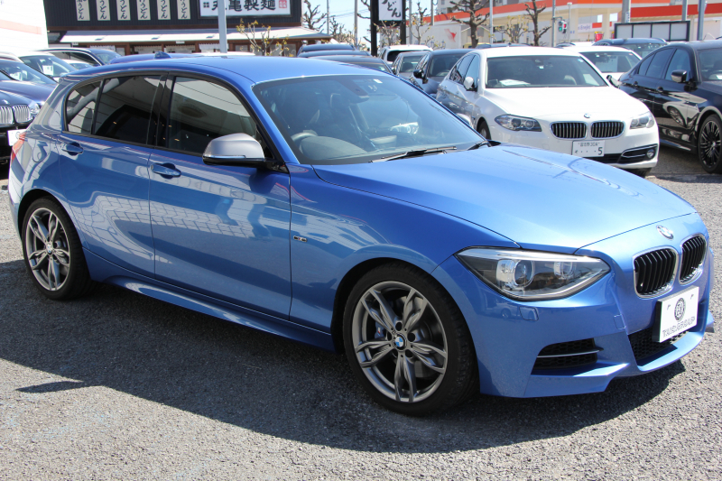 BMW 1シリーズ M135i ﾊﾟｰｷﾝｸﾞｻﾎﾟｰﾄP 320馬力 直6ﾀｰﾎﾞｱﾀﾞﾌﾟﾃｨﾌﾞMｻｽ 専用ﾌﾞﾚｰｷ iﾄﾞﾗｲﾌﾞHDDﾅﾋﾞDVD再生 ﾐｭｰｼﾞｯｸｻｰﾊﾞｰ Bluetoothｵｰﾃﾞｨｵ ﾊﾟﾄﾞﾙｼﾌﾄ 専用ﾌﾞﾚｰｷ 専用18AW 8速AT 専用ｴｱﾛ ｽﾏｰﾄｷｰ 2年保証