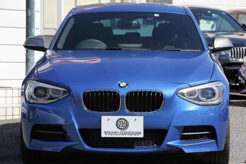 BMW 1シリーズ M135i ﾊﾟｰｷﾝｸﾞｻﾎﾟｰﾄP 320馬力 直6ﾀｰﾎﾞｱﾀﾞﾌﾟﾃｨﾌﾞMｻｽ 専用ﾌﾞﾚｰｷ iﾄﾞﾗｲﾌﾞHDDﾅﾋﾞDVD再生 ﾐｭｰｼﾞｯｸｻｰﾊﾞｰ Bluetoothｵｰﾃﾞｨｵ ﾊﾟﾄﾞﾙｼﾌﾄ 専用ﾌﾞﾚｰｷ 専用18AW 8速AT 専用ｴｱﾛ ｽﾏｰﾄｷｰ 2年保証