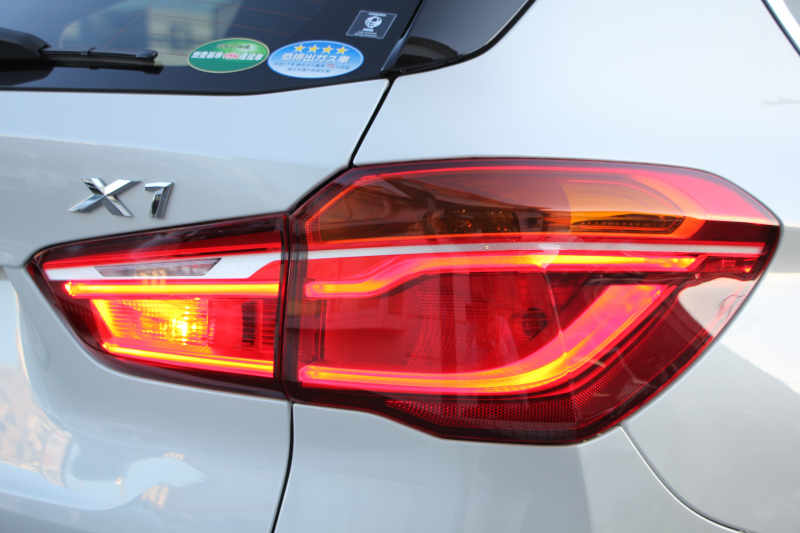 BMW X1 Sdrive18i ﾌｧｯｼｮﾆｽﾀ 限定車 真珠色 追従ACC ﾍﾞｰｼﾞｭ革 ｼｰﾄﾋｰﾀｰ 専用18AW Pｱｼｽﾄ ｺﾝﾌｫｰﾄP 電動ﾄﾗﾝｸ ｳｯﾄﾞﾊﾟﾈﾙ LEDﾍｯﾄﾞﾗｲﾄ HDDﾅﾋﾞBluetooth接続 ｽﾏｰﾄｷｰ ｽﾗｲﾃﾞｨﾝｸﾞﾘｱｼｰﾄ&ﾊﾞｯｸﾚｽﾄﾘﾘｰｽ 2年保証