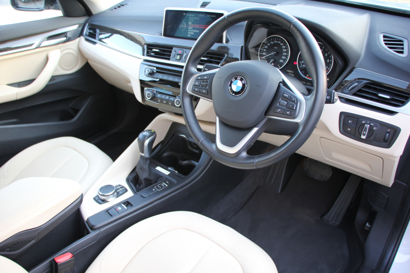 BMW X1 Sdrive18i ﾌｧｯｼｮﾆｽﾀ 限定車 真珠色 追従ACC ﾍﾞｰｼﾞｭ革 ｼｰﾄﾋｰﾀｰ 専用18AW Pｱｼｽﾄ ｺﾝﾌｫｰﾄP 電動ﾄﾗﾝｸ ｳｯﾄﾞﾊﾟﾈﾙ LEDﾍｯﾄﾞﾗｲﾄ HDDﾅﾋﾞBluetooth接続 ｽﾏｰﾄｷｰ ｽﾗｲﾃﾞｨﾝｸﾞﾘｱｼｰﾄ&ﾊﾞｯｸﾚｽﾄﾘﾘｰｽ 2年保証