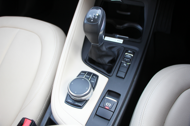 BMW X1 Sdrive18i ﾌｧｯｼｮﾆｽﾀ 限定車 真珠色 追従ACC ﾍﾞｰｼﾞｭ革 ｼｰﾄﾋｰﾀｰ 専用18AW Pｱｼｽﾄ ｺﾝﾌｫｰﾄP 電動ﾄﾗﾝｸ ｳｯﾄﾞﾊﾟﾈﾙ LEDﾍｯﾄﾞﾗｲﾄ HDDﾅﾋﾞBluetooth接続 ｽﾏｰﾄｷｰ ｽﾗｲﾃﾞｨﾝｸﾞﾘｱｼｰﾄ&ﾊﾞｯｸﾚｽﾄﾘﾘｰｽ 2年保証