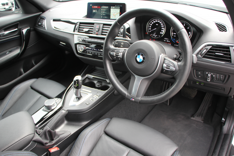 BMW 1シリーズ 118d Mｽﾎﾟｰﾂ ｴﾃﾞｨｼｮﾝｼｬﾄﾞｰ ｱｯﾌﾟｸﾞﾚｰﾄﾞP 特別限定車 最終ﾓﾃﾞﾙ ﾋｰﾀｰ黒革 ｼｰﾄﾒﾓﾘｰ 電動ｼｰﾄ ﾀﾞｰｸLEDﾍｯﾄﾞﾗｲﾄ&ﾃｰﾙ 追従ACC HI-FIｽﾋﾟｰｶｰ ﾌﾙｾｸﾞTV ﾀｯﾁ画面HDDﾅﾋﾞBｶﾒﾗ Bluetoothｵｰﾃﾞｨｵ 衝突軽減ﾌﾞﾚｰｷ 車線逸脱警告 歩行者警告 2年保証