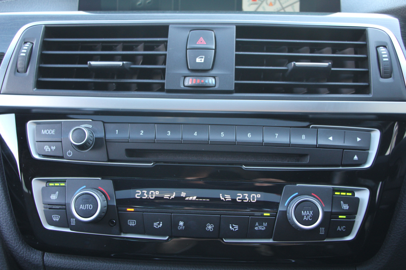 BMW 3シリーズ 320d Mｽﾎﾟｰﾂ 後期 新ｴﾝｼﾞﾝ ｻﾝﾙｰﾌ ｼｰﾄﾋｰﾀｰ ﾀｯﾁ画面HDDﾅﾋﾞMﾊﾟﾌｫｰﾏﾝｽﾌﾛﾝﾄｽﾎﾟｲﾗｰ ﾄﾗﾝｸｽﾎﾟｲﾗｰ LEDﾍｯﾄﾞﾗｲﾄ 追従ACC ﾚｰﾝﾁｪﾝｼﾞ警告 衝突軽減ﾌﾞﾚｰｷ 車線逸脱警告 歩行者警告 2年保証