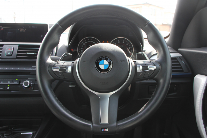 BMW 2シリーズ M235i ｸｰﾍﾟ1ｵｰﾅ Mﾊﾟﾌｫｰﾏﾝｽﾏﾌﾗｰ 3Dﾃﾞｻﾞｲﾝﾌﾛﾝﾄｽﾎﾟｲﾗｰ 直6ﾀｰﾎﾞ326馬力 可変Mｻｽ 専用ﾌﾞﾚｰｷ 18AW 衝突軽減ﾌﾞﾚｰｷ 車線逸脱警告 歩行者警告 ﾌﾞﾚｰｷ付ｸﾙｺﾝ Bｶﾒﾗ HDDﾅﾋﾞBluetooth接続 ｽﾏｰﾄｷｰ ﾊﾟﾄﾞﾙｼﾌﾄ 8速AT ECOPROﾓｰﾄﾞ2年保証