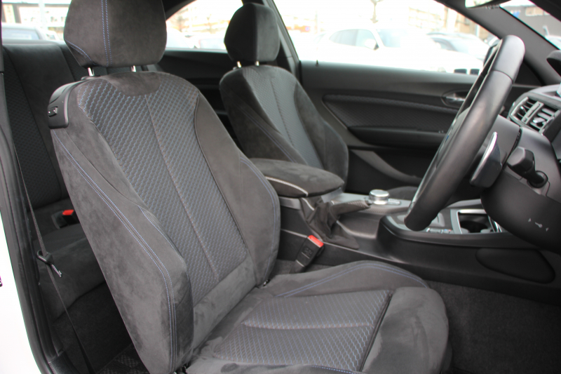 BMW 2シリーズ M240i ｸｰﾍﾟ後期 Mﾊﾟﾌｫｰﾏﾝｽｴｱﾛ仕様 ﾌﾛﾝﾄ&ｻｲﾄﾞｽﾎﾟｲﾗｰ ﾘｱﾃﾞｨﾌｭｰｻﾞｰ ｶｰﾎﾞﾝｲﾝﾃﾘｱ 直6ﾀｰﾎﾞ340馬力 可変Mｻｽ ｼﾞｪｯﾄﾌﾞﾗｯｸ18AW LEDﾍｯﾄﾞﾗｲﾄ&ﾃｰﾙ ﾀｯﾁﾊﾟﾈﾙ対応ﾅﾋﾞ新ﾙｰﾑﾐﾗｰ 追従ACC 衝突軽減ﾌﾞﾚｰｷ ｼｰﾄﾋｰﾀｰ 2年保証