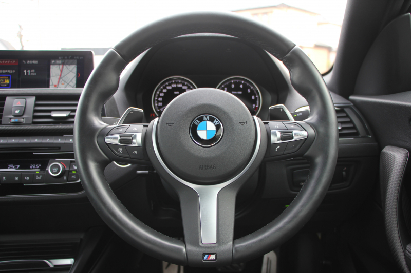 BMW 2シリーズ M240i ｸｰﾍﾟ後期 Mﾊﾟﾌｫｰﾏﾝｽｴｱﾛ仕様 ﾌﾛﾝﾄ&ｻｲﾄﾞｽﾎﾟｲﾗｰ ﾘｱﾃﾞｨﾌｭｰｻﾞｰ ｶｰﾎﾞﾝｲﾝﾃﾘｱ 直6ﾀｰﾎﾞ340馬力 可変Mｻｽ ｼﾞｪｯﾄﾌﾞﾗｯｸ18AW LEDﾍｯﾄﾞﾗｲﾄ&ﾃｰﾙ ﾀｯﾁﾊﾟﾈﾙ対応ﾅﾋﾞ新ﾙｰﾑﾐﾗｰ 追従ACC 衝突軽減ﾌﾞﾚｰｷ ｼｰﾄﾋｰﾀｰ 2年保証