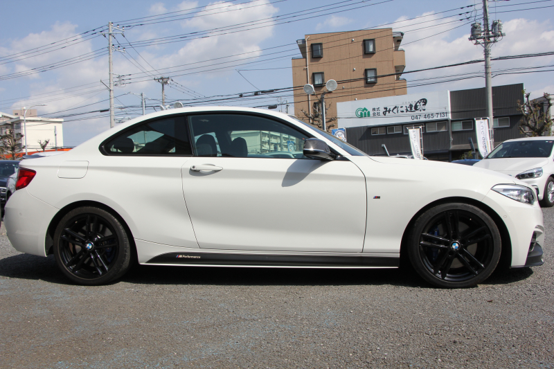 BMW 2シリーズ M240i ｸｰﾍﾟ後期 Mﾊﾟﾌｫｰﾏﾝｽｴｱﾛ仕様 ﾌﾛﾝﾄ&ｻｲﾄﾞｽﾎﾟｲﾗｰ ﾘｱﾃﾞｨﾌｭｰｻﾞｰ ｶｰﾎﾞﾝｲﾝﾃﾘｱ 直6ﾀｰﾎﾞ340馬力 可変Mｻｽ ｼﾞｪｯﾄﾌﾞﾗｯｸ18AW LEDﾍｯﾄﾞﾗｲﾄ&ﾃｰﾙ ﾀｯﾁﾊﾟﾈﾙ対応ﾅﾋﾞ新ﾙｰﾑﾐﾗｰ 追従ACC 衝突軽減ﾌﾞﾚｰｷ ｼｰﾄﾋｰﾀｰ 2年保証