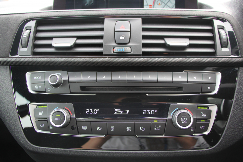 BMW 2シリーズ M240i ｸｰﾍﾟ後期 Mﾊﾟﾌｫｰﾏﾝｽｴｱﾛ仕様 ﾌﾛﾝﾄ&ｻｲﾄﾞｽﾎﾟｲﾗｰ ﾘｱﾃﾞｨﾌｭｰｻﾞｰ ｶｰﾎﾞﾝｲﾝﾃﾘｱ 直6ﾀｰﾎﾞ340馬力 可変Mｻｽ ｼﾞｪｯﾄﾌﾞﾗｯｸ18AW LEDﾍｯﾄﾞﾗｲﾄ&ﾃｰﾙ ﾀｯﾁﾊﾟﾈﾙ対応ﾅﾋﾞ新ﾙｰﾑﾐﾗｰ 追従ACC 衝突軽減ﾌﾞﾚｰｷ ｼｰﾄﾋｰﾀｰ 2年保証