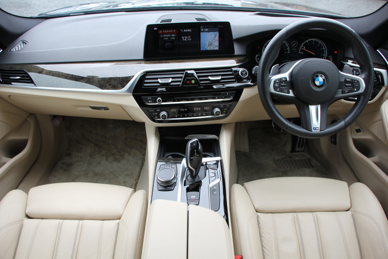 BMW 5シリーズ 530i ﾂｰﾘﾝｸﾞMｽﾎﾟｰﾂ ﾃﾞﾋﾞｭｰP 1ｵｰﾅ 252馬力 全ﾋｰﾀｰﾍﾞｰｼﾞｭ本革 ｿﾌﾄｸﾛｰｽﾞﾄﾞｱ HUD ｼﾞｪｽﾁｬｰC 追従ACC ｽﾃｱﾘﾝｸﾞｻﾎﾟｰﾄ ｵﾌﾟｼｮﾝ20AW LEDﾍｯﾄﾞﾗｲﾄ ｵｰﾄﾊｲﾋﾞｰﾑ ﾀｯﾁ画面HDDﾅﾋﾞTV 2年保証