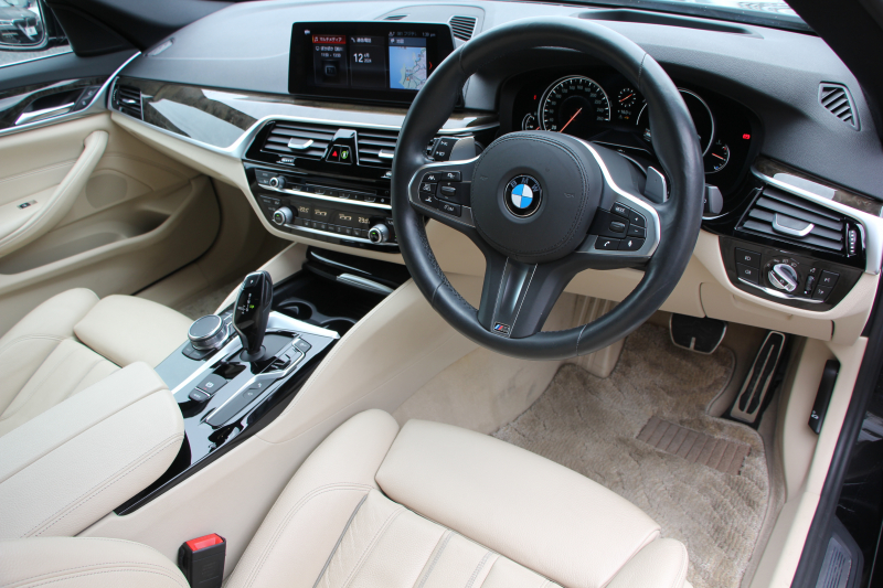 BMW 5シリーズ 530i ﾂｰﾘﾝｸﾞMｽﾎﾟｰﾂ ﾃﾞﾋﾞｭｰP 1ｵｰﾅ 252馬力 全ﾋｰﾀｰﾍﾞｰｼﾞｭ本革 ｿﾌﾄｸﾛｰｽﾞﾄﾞｱ HUD ｼﾞｪｽﾁｬｰC 追従ACC ｽﾃｱﾘﾝｸﾞｻﾎﾟｰﾄ ｵﾌﾟｼｮﾝ20AW LEDﾍｯﾄﾞﾗｲﾄ ｵｰﾄﾊｲﾋﾞｰﾑ ﾀｯﾁ画面HDDﾅﾋﾞTV 2年保証