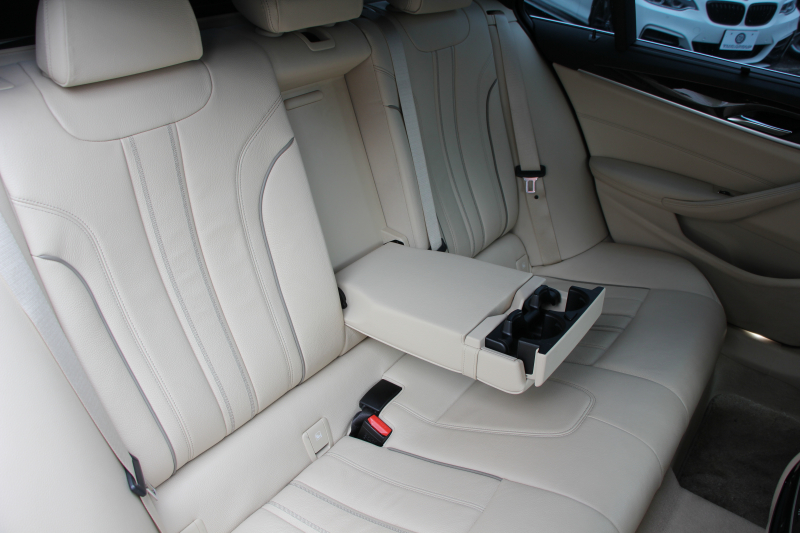 BMW 5シリーズ 530i ﾂｰﾘﾝｸﾞMｽﾎﾟｰﾂ ﾃﾞﾋﾞｭｰP 1ｵｰﾅ 252馬力 全ﾋｰﾀｰﾍﾞｰｼﾞｭ本革 ｿﾌﾄｸﾛｰｽﾞﾄﾞｱ HUD ｼﾞｪｽﾁｬｰC 追従ACC ｽﾃｱﾘﾝｸﾞｻﾎﾟｰﾄ ｵﾌﾟｼｮﾝ20AW LEDﾍｯﾄﾞﾗｲﾄ ｵｰﾄﾊｲﾋﾞｰﾑ ﾀｯﾁ画面HDDﾅﾋﾞTV 2年保証