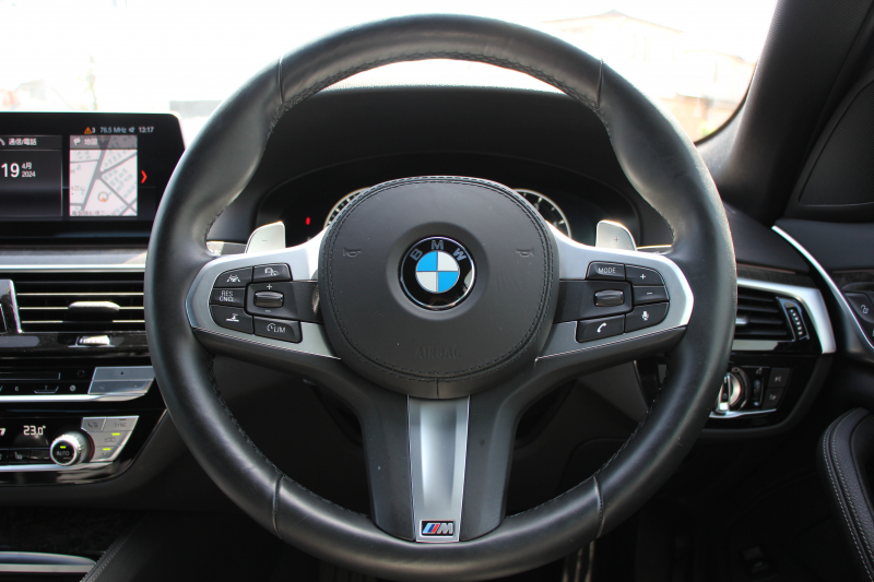 BMW 5シリーズ 523d Mｽﾎﾟｰﾂ ﾊｲﾗｲﾝ 1ｵｰﾅ 全ﾋｰﾀｰ黒革 HUD 新ﾃﾞｻﾞｲﾝ液晶ﾒｰﾀｰ LEDﾍｯﾄﾞﾗｲﾄ ｵｰﾄﾊｲﾋﾞｰﾑ 追従ACC ﾚｰﾝﾁｪﾝｼﾞ警告 ｽﾃｱﾘﾝｸﾞｻﾎﾟｰﾄ 電動ﾄﾗﾝｸ ﾀｯﾁ画面HDDﾅﾋﾞTV 360度ｶﾒﾗ 専用ｴｱﾛ 19AW 2年保証