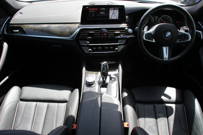 BMW 5シリーズ 523d Mｽﾎﾟｰﾂ ﾊｲﾗｲﾝ 1ｵｰﾅ 全ﾋｰﾀｰ黒革 HUD 新ﾃﾞｻﾞｲﾝ液晶ﾒｰﾀｰ LEDﾍｯﾄﾞﾗｲﾄ ｵｰﾄﾊｲﾋﾞｰﾑ 追従ACC ﾚｰﾝﾁｪﾝｼﾞ警告 ｽﾃｱﾘﾝｸﾞｻﾎﾟｰﾄ 電動ﾄﾗﾝｸ ﾀｯﾁ画面HDDﾅﾋﾞTV 360度ｶﾒﾗ 専用ｴｱﾛ 19AW 2年保証