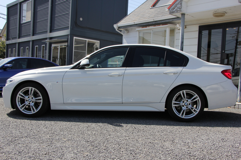 BMW 3シリーズ 320i Mｽﾎﾟｰﾂ 後期LCI 変更後新ｴﾝｼﾞﾝ ﾚﾑｽﾏﾌﾗｰ LEDﾍｯﾄﾞﾗｲﾄ&ﾃｰﾙ 追従ACC 衝突軽減ﾌﾞﾚｰｷ 車線逸脱警告 歩行者警告 ﾀｯﾁﾊﾟｯﾄﾞ対応HDDﾅﾋﾞBｶﾒﾗ ｽﾏｰﾄｷｰ Bluetooth接続 ﾊﾟﾄﾞﾙｼﾌﾄ 2年保証