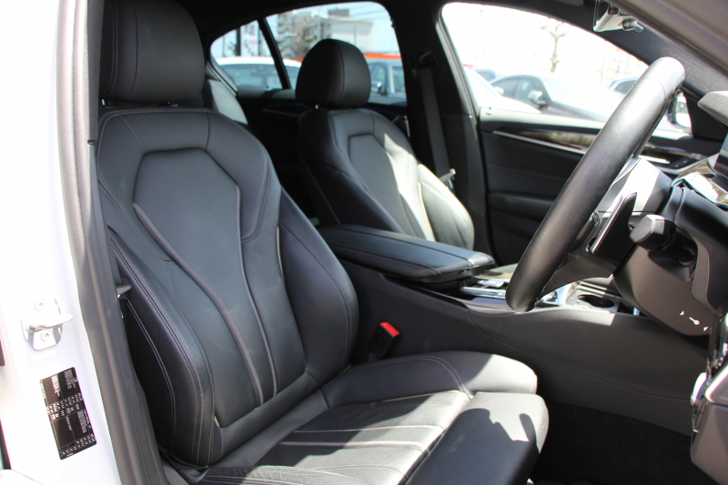 BMW 5シリーズ 530i Mｽﾎﾟｰﾂ 高出力 252馬力 3Dﾃﾞｻﾞｲﾝｴｱﾛ 液晶ﾒｰﾀｰ 全ﾋｰﾀｰ黒革 追従ACC HUD ｽﾃｱﾘﾝｸﾞｻﾎﾟｰﾄ ﾀｯﾁ画面ﾅﾋﾞTV 360度ﾊﾟﾉﾗﾏｶﾒﾗ ｱｸﾃｨﾌﾞPDC緊急ﾌﾞﾚｰｷ LEDﾍｯﾄﾞﾗｲﾄ ｵｰﾄﾊｲﾋﾞｰﾑ 電動ﾄﾗﾝｸ 2年保証