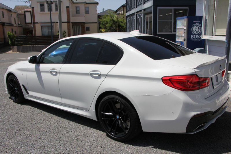 BMW 5シリーズ 530i Mｽﾎﾟｰﾂ 高出力 252馬力 3Dﾃﾞｻﾞｲﾝｴｱﾛ 液晶ﾒｰﾀｰ 全ﾋｰﾀｰ黒革 追従ACC HUD ｽﾃｱﾘﾝｸﾞｻﾎﾟｰﾄ ﾀｯﾁ画面ﾅﾋﾞTV 360度ﾊﾟﾉﾗﾏｶﾒﾗ ｱｸﾃｨﾌﾞPDC緊急ﾌﾞﾚｰｷ LEDﾍｯﾄﾞﾗｲﾄ ｵｰﾄﾊｲﾋﾞｰﾑ 電動ﾄﾗﾝｸ 2年保証