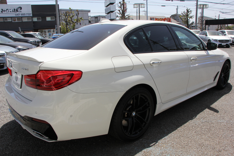 BMW 5シリーズ 530i Mｽﾎﾟｰﾂ 高出力 252馬力 3Dﾃﾞｻﾞｲﾝｴｱﾛ 液晶ﾒｰﾀｰ 全ﾋｰﾀｰ黒革 追従ACC HUD ｽﾃｱﾘﾝｸﾞｻﾎﾟｰﾄ ﾀｯﾁ画面ﾅﾋﾞTV 360度ﾊﾟﾉﾗﾏｶﾒﾗ ｱｸﾃｨﾌﾞPDC緊急ﾌﾞﾚｰｷ LEDﾍｯﾄﾞﾗｲﾄ ｵｰﾄﾊｲﾋﾞｰﾑ 電動ﾄﾗﾝｸ 2年保証