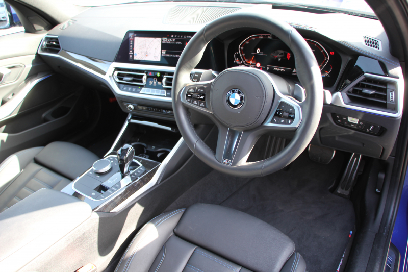BMW 3シリーズ 330i Mｽﾎﾟｰﾂ 高出力 258馬力 ｲﾉﾍﾞｰｼｮﾝ&ｺﾝﾌｫｰﾄ&ﾃﾞﾋﾞｭｰP ﾚｰｻﾞｰLEDﾗｲﾄ HUD ｼﾞｪｽﾁｬｰC ﾋｰﾀｰ黒革 Pｱｼｽﾄ+ 360度ｶﾒﾗ BMWﾗｲﾌﾞｺｯｸﾋﾟｯﾄﾞApplecarplay ｽﾃｱﾘﾝｸﾞｱｼｽﾄ 追従ACC 電動ﾄﾗﾝｸ 2年保証