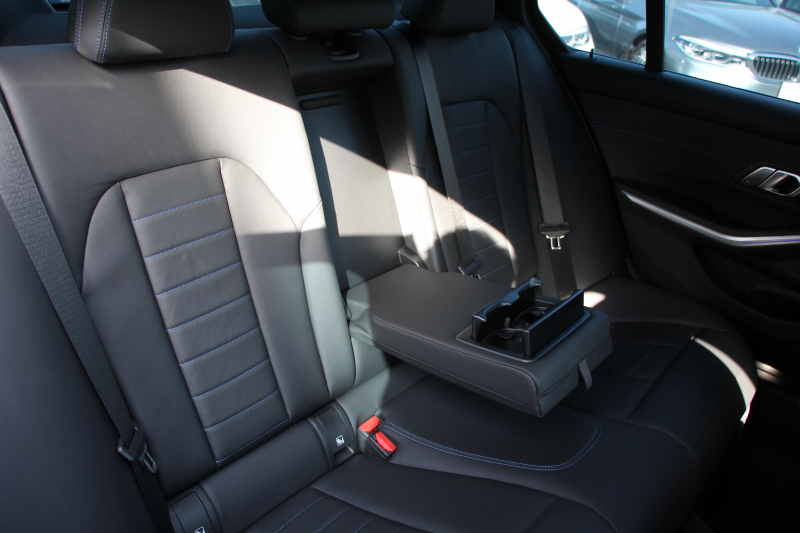 BMW 3シリーズ 330i Mｽﾎﾟｰﾂ 高出力 258馬力 ｲﾉﾍﾞｰｼｮﾝ&ｺﾝﾌｫｰﾄ&ﾃﾞﾋﾞｭｰP ﾚｰｻﾞｰLEDﾗｲﾄ HUD ｼﾞｪｽﾁｬｰC ﾋｰﾀｰ黒革 Pｱｼｽﾄ+ 360度ｶﾒﾗ BMWﾗｲﾌﾞｺｯｸﾋﾟｯﾄﾞApplecarplay ｽﾃｱﾘﾝｸﾞｱｼｽﾄ 追従ACC 電動ﾄﾗﾝｸ 2年保証