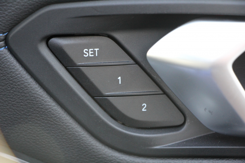 BMW 3シリーズ 330i Mｽﾎﾟｰﾂ 高出力 258馬力 ｲﾉﾍﾞｰｼｮﾝ&ｺﾝﾌｫｰﾄ&ﾃﾞﾋﾞｭｰP ﾚｰｻﾞｰLEDﾗｲﾄ HUD ｼﾞｪｽﾁｬｰC ﾋｰﾀｰ黒革 Pｱｼｽﾄ+ 360度ｶﾒﾗ BMWﾗｲﾌﾞｺｯｸﾋﾟｯﾄﾞApplecarplay ｽﾃｱﾘﾝｸﾞｱｼｽﾄ 追従ACC 電動ﾄﾗﾝｸ 2年保証