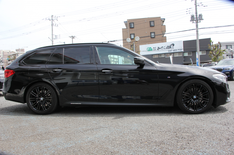 BMW 5シリーズ 523d ﾂｰﾘﾝｸﾞｴﾃﾞｨｼｮﾝﾐｯｼｮﾝｲﾝﾎﾟｯｼﾌﾞﾙ 特別仕様車 ﾅｲﾄﾌﾞﾙｰﾚｻﾞｰ HUD ﾊｰﾏﾝｶｰﾄﾞﾝ 追従ACC ｽﾃｱﾘﾝｸﾞｻﾎﾟｰﾄ ﾀｯﾁ画面HDDﾅﾋﾞTV LEDﾍｯﾄﾞﾗｲﾄ ｵｰﾄﾊｲﾋﾞｰﾑ 電動ﾘｱｹﾞｰﾄ 360度ｶﾒﾗ 全席ﾋｰﾀｰ ﾌﾞﾗｯｸ19AW 2年保証
