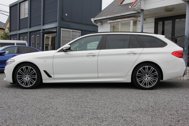 BMW 5シリーズ 530i ﾂｰﾘﾝｸﾞMｽﾎﾟｰﾂ ｾﾚｸﾄP 1ｵｰﾅ ﾊﾟﾉﾗﾏｻﾝR ﾊｰﾏﾝｶｰﾄﾞﾝ 4ｿﾞｰﾝAC 252馬力 全ﾋｰﾀｰ黒革 HUD 追従ACC ｽﾃｱﾘﾝｸﾞｻﾎﾟｰﾄ 液晶ﾒｰﾀｰ LEDﾍｯﾄﾞﾗｲﾄ ｵｰﾄﾊｲﾋﾞｰﾑ Pｱｼｽﾄﾌﾟﾗｽ ﾀｯﾁ画面ﾅﾋﾞ電動ﾄﾗﾝｸ 19AW Mｽﾎﾟｰﾂﾌﾞﾚｰｷ 2年保証