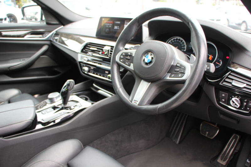 BMW 5シリーズ 530i ﾂｰﾘﾝｸﾞMｽﾎﾟｰﾂ ｾﾚｸﾄP 1ｵｰﾅ ﾊﾟﾉﾗﾏｻﾝR ﾊｰﾏﾝｶｰﾄﾞﾝ 4ｿﾞｰﾝAC 252馬力 全ﾋｰﾀｰ黒革 HUD 追従ACC ｽﾃｱﾘﾝｸﾞｻﾎﾟｰﾄ 液晶ﾒｰﾀｰ LEDﾍｯﾄﾞﾗｲﾄ ｵｰﾄﾊｲﾋﾞｰﾑ Pｱｼｽﾄﾌﾟﾗｽ ﾀｯﾁ画面ﾅﾋﾞ電動ﾄﾗﾝｸ 19AW Mｽﾎﾟｰﾂﾌﾞﾚｰｷ 2年保証