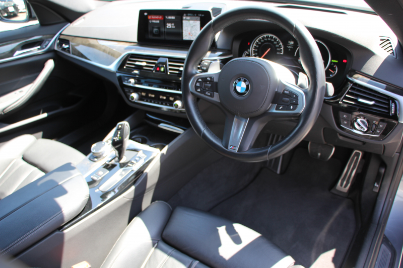 BMW 5シリーズ 523d Mｽﾎﾟｰﾂ ﾊｲﾗｲﾝ ｲﾉﾍﾞｰｼｮﾝP 1ｵｰﾅ 全ﾋｰﾀｰ黒革 HUD ｼﾞｪｽﾁｬｰC ﾃﾞｨｽﾌﾟﾚｲｷｰ ﾘﾓｰﾄP LEDﾍｯﾄﾞﾗｲﾄ ｵｰﾄﾊｲﾋﾞｰﾑ 追従ACC ｽﾃｱﾘﾝｸﾞｻﾎﾟｰﾄ ﾀｯﾁ画面HDDﾅﾋﾞTV 360度ｶﾒﾗ Pｱｼｽﾄﾌﾟﾗｽ 2年保証