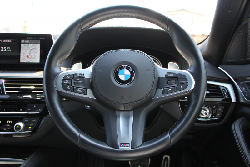 BMW 5シリーズ 523d Mｽﾎﾟｰﾂ ﾊｲﾗｲﾝ ｲﾉﾍﾞｰｼｮﾝP 1ｵｰﾅ 全ﾋｰﾀｰ黒革 HUD ｼﾞｪｽﾁｬｰC ﾃﾞｨｽﾌﾟﾚｲｷｰ ﾘﾓｰﾄP LEDﾍｯﾄﾞﾗｲﾄ ｵｰﾄﾊｲﾋﾞｰﾑ 追従ACC ｽﾃｱﾘﾝｸﾞｻﾎﾟｰﾄ ﾀｯﾁ画面HDDﾅﾋﾞTV 360度ｶﾒﾗ Pｱｼｽﾄﾌﾟﾗｽ 2年保証