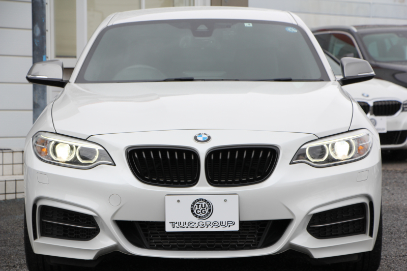 BMW 2シリーズ M235i ｸｰﾍﾟ6速MT 直6ﾀｰﾎﾞ326馬力 真珠色 ｱﾀﾞﾌﾟﾃｨﾌﾞMｻｽ ﾋｰﾀｰ黒革 ﾌﾙｾｸﾞTV ﾊｰﾏﾝｶｰﾄﾞﾝ 衝突軽減ﾌﾞﾚｰｷ 車線逸脱警告 歩行者警告 ﾌﾞﾚｰｷ付ｸﾙｺﾝ HDDﾅﾋﾞBｶﾒﾗ ｽﾏｰﾄｷｰ BT接続 18AW 専用ｴｱﾛ 専用ﾌﾞﾚｰｷ ｳｯﾄﾞﾊﾟﾈﾙ 2年保証