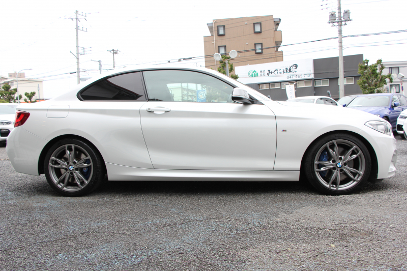 BMW 2シリーズ M235i ｸｰﾍﾟ6速MT 直6ﾀｰﾎﾞ326馬力 真珠色 ｱﾀﾞﾌﾟﾃｨﾌﾞMｻｽ ﾋｰﾀｰ黒革 ﾌﾙｾｸﾞTV ﾊｰﾏﾝｶｰﾄﾞﾝ 衝突軽減ﾌﾞﾚｰｷ 車線逸脱警告 歩行者警告 ﾌﾞﾚｰｷ付ｸﾙｺﾝ HDDﾅﾋﾞBｶﾒﾗ ｽﾏｰﾄｷｰ BT接続 18AW 専用ｴｱﾛ 専用ﾌﾞﾚｰｷ ｳｯﾄﾞﾊﾟﾈﾙ 2年保証
