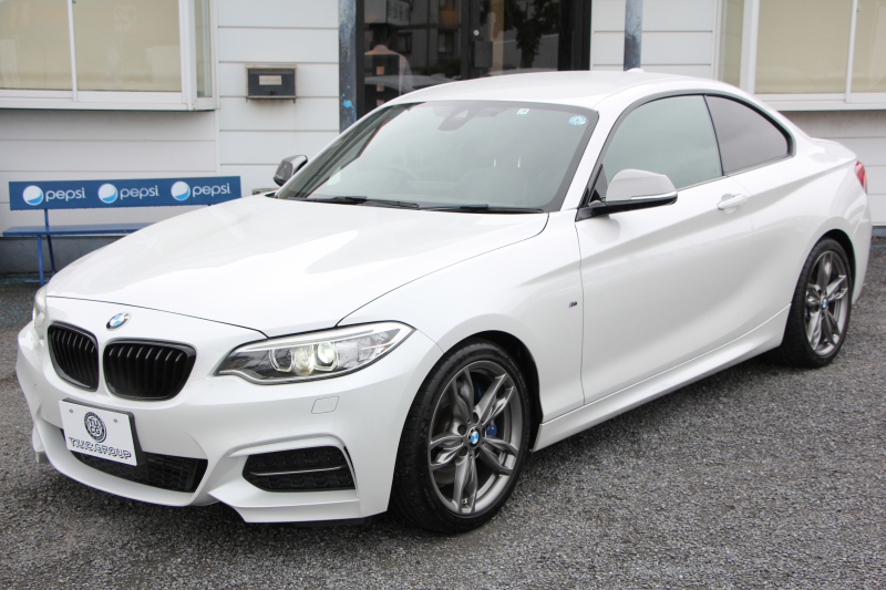 BMW 2シリーズ M235i ｸｰﾍﾟ6速MT 直6ﾀｰﾎﾞ326馬力 真珠色 ｱﾀﾞﾌﾟﾃｨﾌﾞMｻｽ ﾋｰﾀｰ黒革 ﾌﾙｾｸﾞTV ﾊｰﾏﾝｶｰﾄﾞﾝ 衝突軽減ﾌﾞﾚｰｷ 車線逸脱警告 歩行者警告 ﾌﾞﾚｰｷ付ｸﾙｺﾝ HDDﾅﾋﾞBｶﾒﾗ ｽﾏｰﾄｷｰ BT接続 18AW 専用ｴｱﾛ 専用ﾌﾞﾚｰｷ ｳｯﾄﾞﾊﾟﾈﾙ 2年保証
