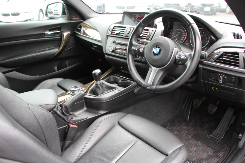 BMW 2シリーズ M235i ｸｰﾍﾟ6速MT 直6ﾀｰﾎﾞ326馬力 真珠色 ｱﾀﾞﾌﾟﾃｨﾌﾞMｻｽ ﾋｰﾀｰ黒革 ﾌﾙｾｸﾞTV ﾊｰﾏﾝｶｰﾄﾞﾝ 衝突軽減ﾌﾞﾚｰｷ 車線逸脱警告 歩行者警告 ﾌﾞﾚｰｷ付ｸﾙｺﾝ HDDﾅﾋﾞBｶﾒﾗ ｽﾏｰﾄｷｰ BT接続 18AW 専用ｴｱﾛ 専用ﾌﾞﾚｰｷ ｳｯﾄﾞﾊﾟﾈﾙ 2年保証
