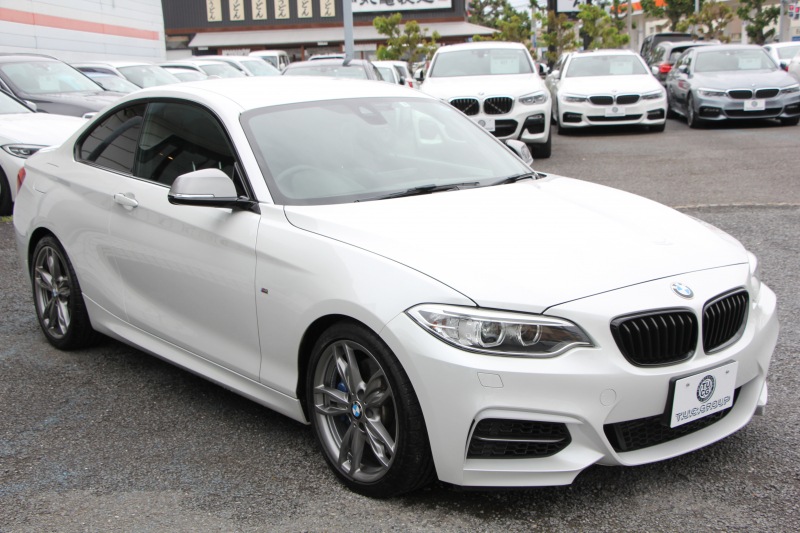 BMW 2シリーズ M235i ｸｰﾍﾟ6速MT 直6ﾀｰﾎﾞ326馬力 真珠色 ｱﾀﾞﾌﾟﾃｨﾌﾞMｻｽ ﾋｰﾀｰ黒革 ﾌﾙｾｸﾞTV ﾊｰﾏﾝｶｰﾄﾞﾝ 衝突軽減ﾌﾞﾚｰｷ 車線逸脱警告 歩行者警告 ﾌﾞﾚｰｷ付ｸﾙｺﾝ HDDﾅﾋﾞBｶﾒﾗ ｽﾏｰﾄｷｰ BT接続 18AW 専用ｴｱﾛ 専用ﾌﾞﾚｰｷ ｳｯﾄﾞﾊﾟﾈﾙ 2年保証