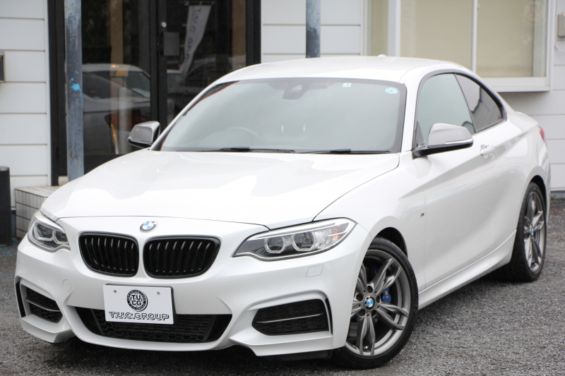 BMW 2シリーズ M235i ｸｰﾍﾟ6速MT 直6ﾀｰﾎﾞ326馬力 真珠色 ｱﾀﾞﾌﾟﾃｨﾌﾞMｻｽ ﾋｰﾀｰ黒革 ﾌﾙｾｸﾞTV ﾊｰﾏﾝｶｰﾄﾞﾝ 衝突軽減ﾌﾞﾚｰｷ 車線逸脱警告 歩行者警告 ﾌﾞﾚｰｷ付ｸﾙｺﾝ HDDﾅﾋﾞBｶﾒﾗ ｽﾏｰﾄｷｰ BT接続 18AW 専用ｴｱﾛ 専用ﾌﾞﾚｰｷ ｳｯﾄﾞﾊﾟﾈﾙ 2年保証