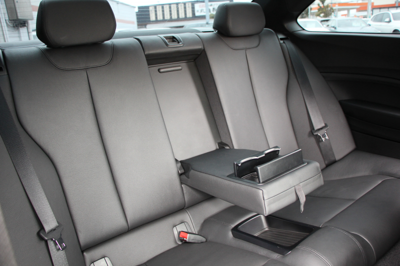 BMW 2シリーズ M235i ｸｰﾍﾟ6速MT 直6ﾀｰﾎﾞ326馬力 真珠色 ｱﾀﾞﾌﾟﾃｨﾌﾞMｻｽ ﾋｰﾀｰ黒革 ﾌﾙｾｸﾞTV ﾊｰﾏﾝｶｰﾄﾞﾝ 衝突軽減ﾌﾞﾚｰｷ 車線逸脱警告 歩行者警告 ﾌﾞﾚｰｷ付ｸﾙｺﾝ HDDﾅﾋﾞBｶﾒﾗ ｽﾏｰﾄｷｰ BT接続 18AW 専用ｴｱﾛ 専用ﾌﾞﾚｰｷ ｳｯﾄﾞﾊﾟﾈﾙ 2年保証