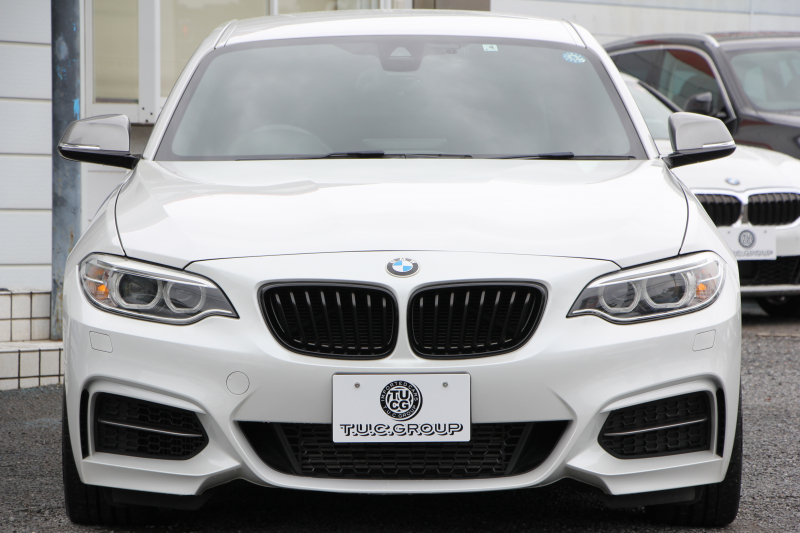 BMW 2シリーズ M235i ｸｰﾍﾟ6速MT 直6ﾀｰﾎﾞ326馬力 真珠色 ｱﾀﾞﾌﾟﾃｨﾌﾞMｻｽ ﾋｰﾀｰ黒革 ﾌﾙｾｸﾞTV ﾊｰﾏﾝｶｰﾄﾞﾝ 衝突軽減ﾌﾞﾚｰｷ 車線逸脱警告 歩行者警告 ﾌﾞﾚｰｷ付ｸﾙｺﾝ HDDﾅﾋﾞBｶﾒﾗ ｽﾏｰﾄｷｰ BT接続 18AW 専用ｴｱﾛ 専用ﾌﾞﾚｰｷ ｳｯﾄﾞﾊﾟﾈﾙ 2年保証