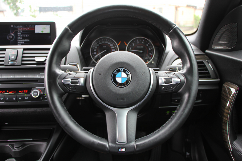 BMW 2シリーズ M235i ｸｰﾍﾟ6速MT 直6ﾀｰﾎﾞ326馬力 真珠色 ｱﾀﾞﾌﾟﾃｨﾌﾞMｻｽ ﾋｰﾀｰ黒革 ﾌﾙｾｸﾞTV ﾊｰﾏﾝｶｰﾄﾞﾝ 衝突軽減ﾌﾞﾚｰｷ 車線逸脱警告 歩行者警告 ﾌﾞﾚｰｷ付ｸﾙｺﾝ HDDﾅﾋﾞBｶﾒﾗ ｽﾏｰﾄｷｰ BT接続 18AW 専用ｴｱﾛ 専用ﾌﾞﾚｰｷ ｳｯﾄﾞﾊﾟﾈﾙ 2年保証