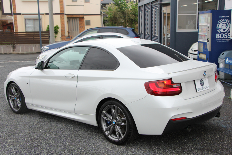 BMW 2シリーズ M235i ｸｰﾍﾟ6速MT 直6ﾀｰﾎﾞ326馬力 真珠色 ｱﾀﾞﾌﾟﾃｨﾌﾞMｻｽ ﾋｰﾀｰ黒革 ﾌﾙｾｸﾞTV ﾊｰﾏﾝｶｰﾄﾞﾝ 衝突軽減ﾌﾞﾚｰｷ 車線逸脱警告 歩行者警告 ﾌﾞﾚｰｷ付ｸﾙｺﾝ HDDﾅﾋﾞBｶﾒﾗ ｽﾏｰﾄｷｰ BT接続 18AW 専用ｴｱﾛ 専用ﾌﾞﾚｰｷ ｳｯﾄﾞﾊﾟﾈﾙ 2年保証
