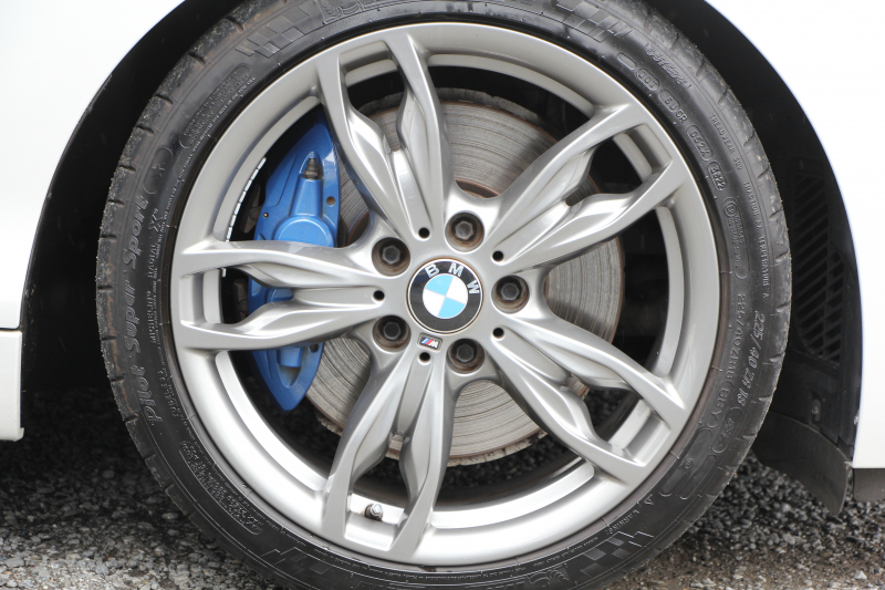 BMW 2シリーズ M235i ｸｰﾍﾟ6速MT 直6ﾀｰﾎﾞ326馬力 真珠色 ｱﾀﾞﾌﾟﾃｨﾌﾞMｻｽ ﾋｰﾀｰ黒革 ﾌﾙｾｸﾞTV ﾊｰﾏﾝｶｰﾄﾞﾝ 衝突軽減ﾌﾞﾚｰｷ 車線逸脱警告 歩行者警告 ﾌﾞﾚｰｷ付ｸﾙｺﾝ HDDﾅﾋﾞBｶﾒﾗ ｽﾏｰﾄｷｰ BT接続 18AW 専用ｴｱﾛ 専用ﾌﾞﾚｰｷ ｳｯﾄﾞﾊﾟﾈﾙ 2年保証